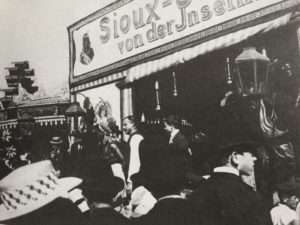 Heinrich Zille, Sioux-Indianer auf dem Rummel, ca. 1900